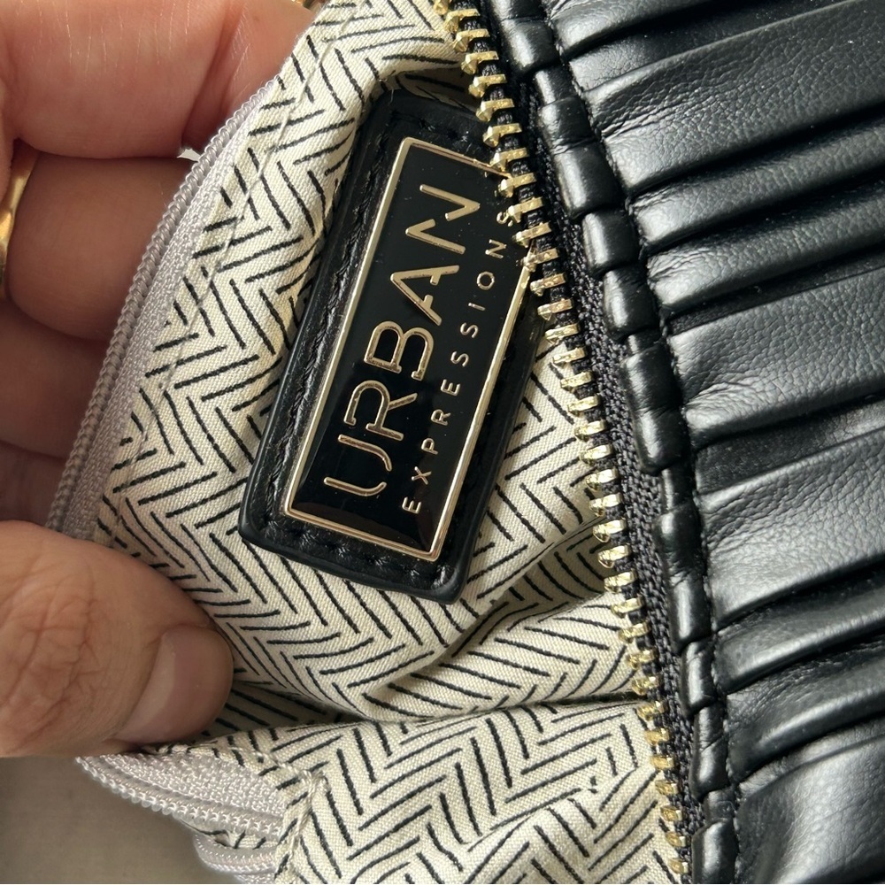 Urban Expressions Fawna Pleated black bag - Picture 6 of 8